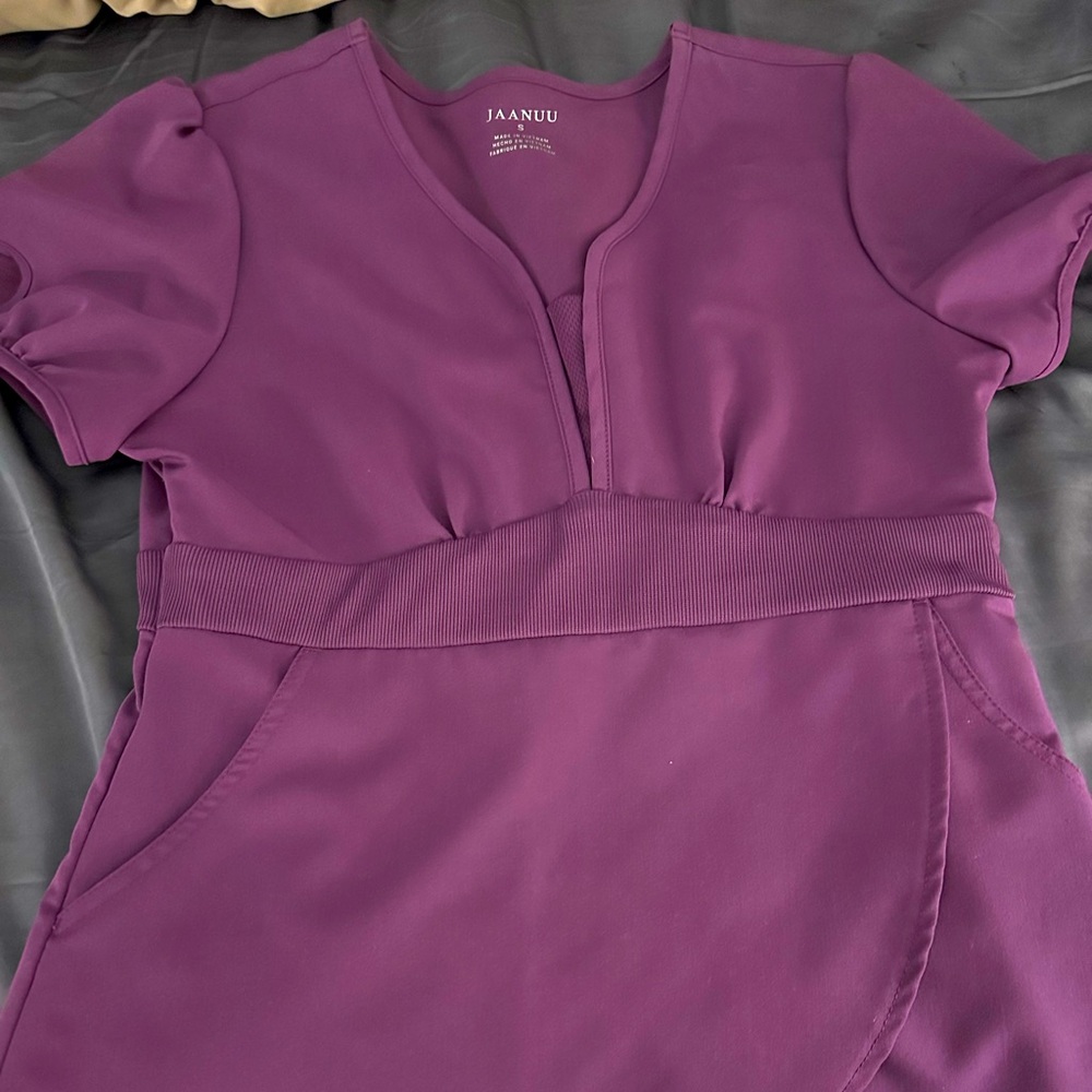 Super cute scrub top
